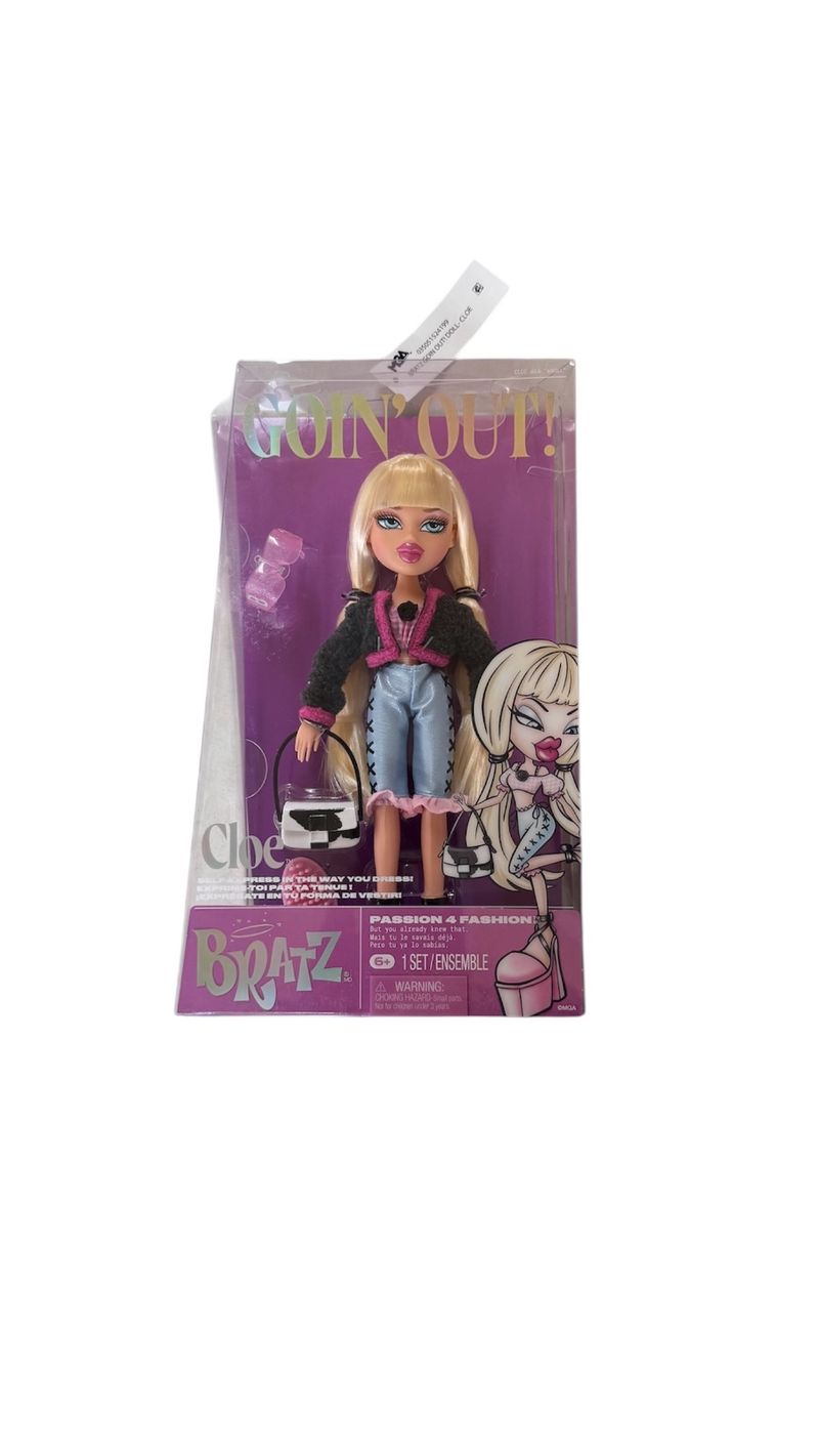 Muñeca Bratz Cloe rubia con flequillo en caja morada de la colección Goin Out con chaqueta y accesorios