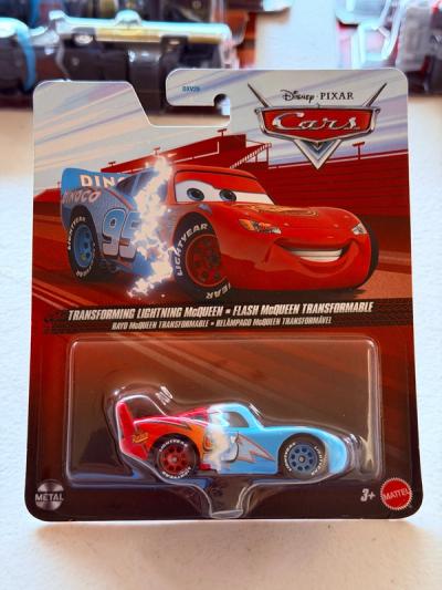 Auto a escala de Rayo McQueen Transformable de Cars en su empaque de cartón original