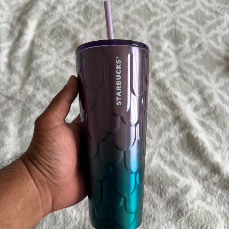 Vaso Starbucks con diseño de escamas tornasol