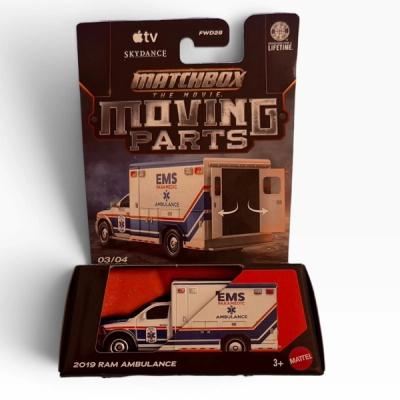Ambulancia miniatura Matchbox 2019 Ram blanca y azul en su empaque de cartón Moving Parts