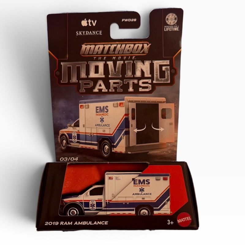 Ambulancia miniatura Matchbox 2019 Ram blanca y azul en su empaque de cartón Moving Parts