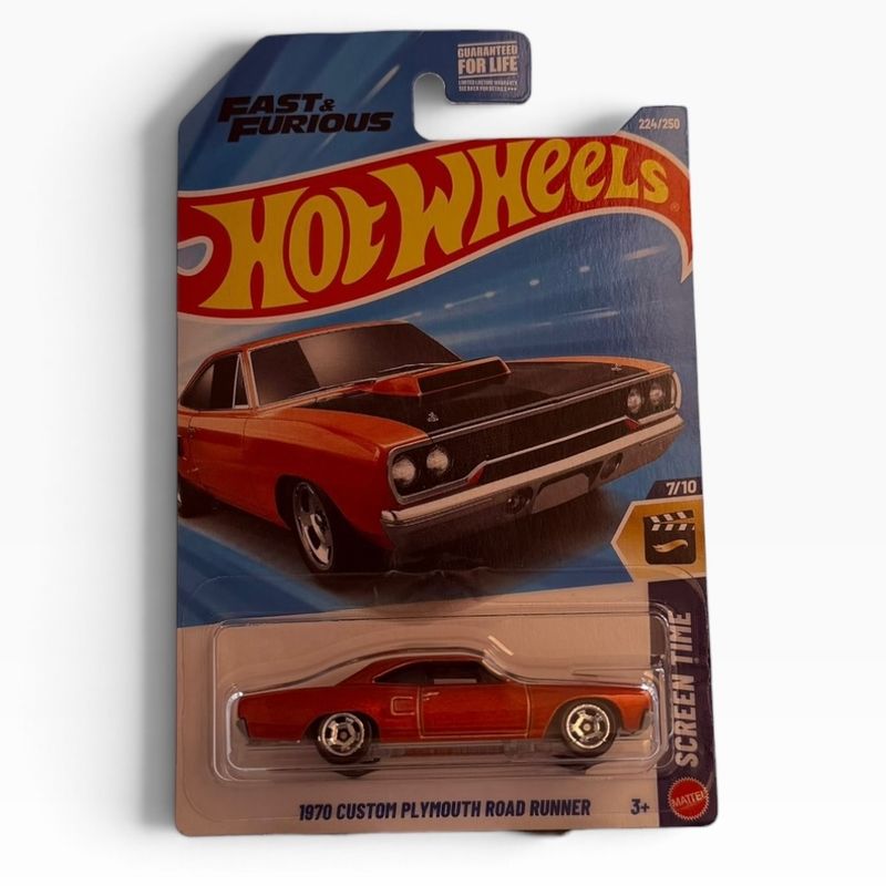Auto a escala Hot Wheels 1970 Custom Plymouth Road Runner color naranja en empaque de cartón de Fast & Furious