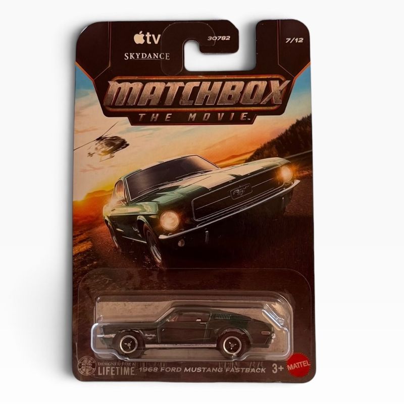 Auto a escala Matchbox 1968 Ford Mustang Fastback verde oscuro en su empaque de cartón original
