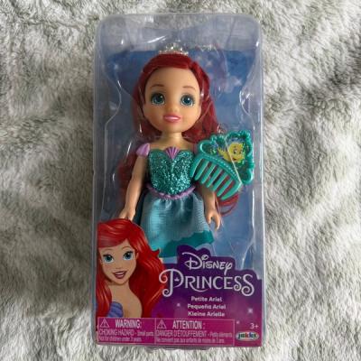 Muñeca Mini Petite Ariel Disney Princess Jakks Pacific con Vestido Brillante y Peine de Flounder