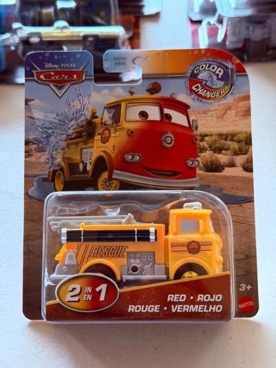 Camión de bomberos amarillo y rojo Cars Color Changers en su empaque de cartón original