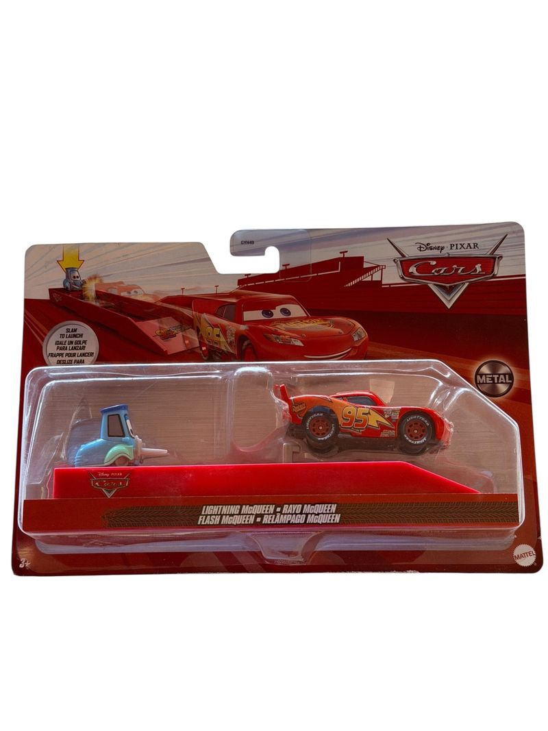 Set de Mattel Cars con Rayo McQueen rojo metalico y plataforma de lanzamiento en empaque de carton
