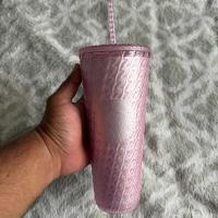 Vaso Starbucks Rosa con Textura de Tejido y Popote