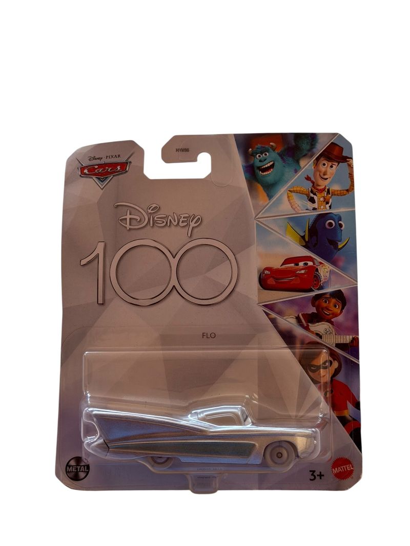 Empaque plateado Disney 100 de Mattel con auto Flo metalico y personajes como Woody y Rayo McQueen en el costado