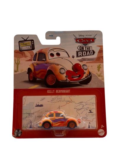 Empaque de auto Mattel Cars On The Road con Kelly Beambright de color naranja y morado con nariz de payaso