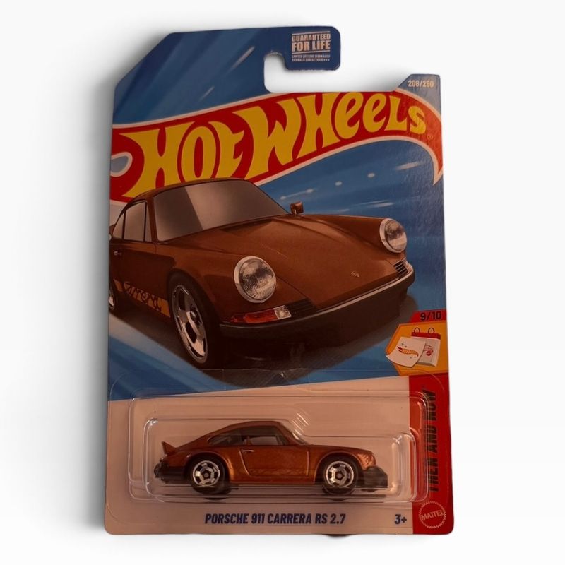 Auto a escala Hot Wheels Porsche 911 Carrera RS 2.7 color cobre en su empaque de cartón original