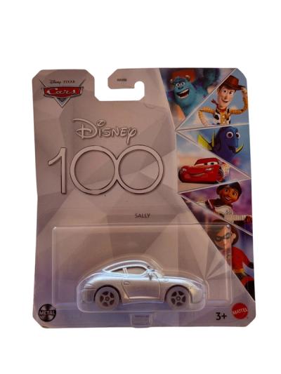 Auto de metal Sally color plateado en empaque blister de la colección Disney 100 de Mattel