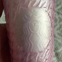 Vaso Starbucks Rosa con Textura de Tejido y Popote