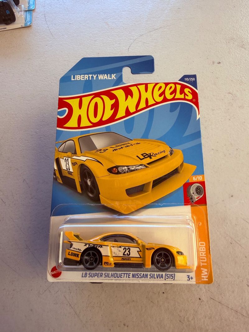 Hot Wheels LB Super Silhouette Nissan Silvia (S15) Liberty Walk Amarillo