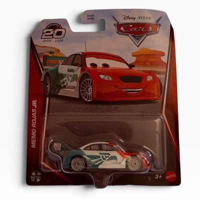 Auto de juguete Memo Rojas Jr. en su empaque original de Disney Pixar Cars con diseno tricolor rojo, blanco y verde
