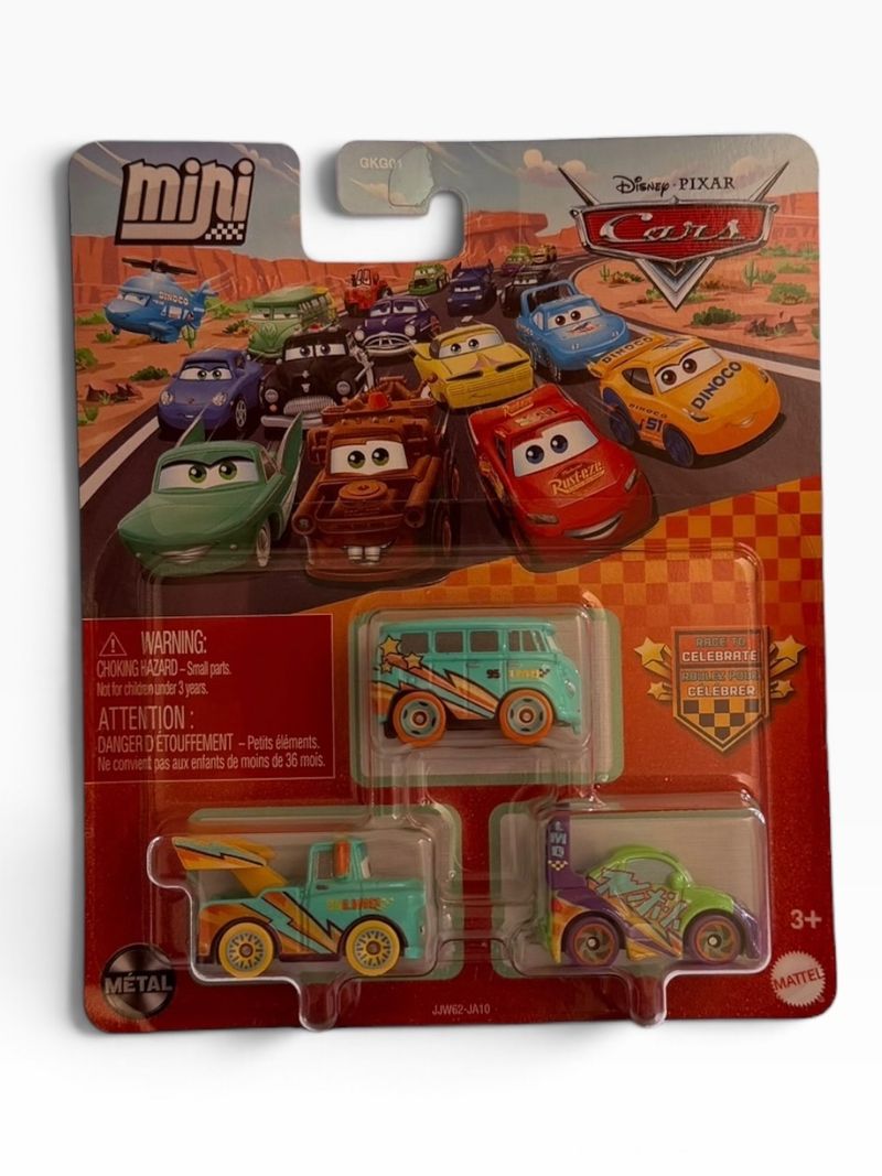 Empaque de carton con tres autos de juguete miniatura de Disney Pixar Cars en tonos turquesa y amarillo.