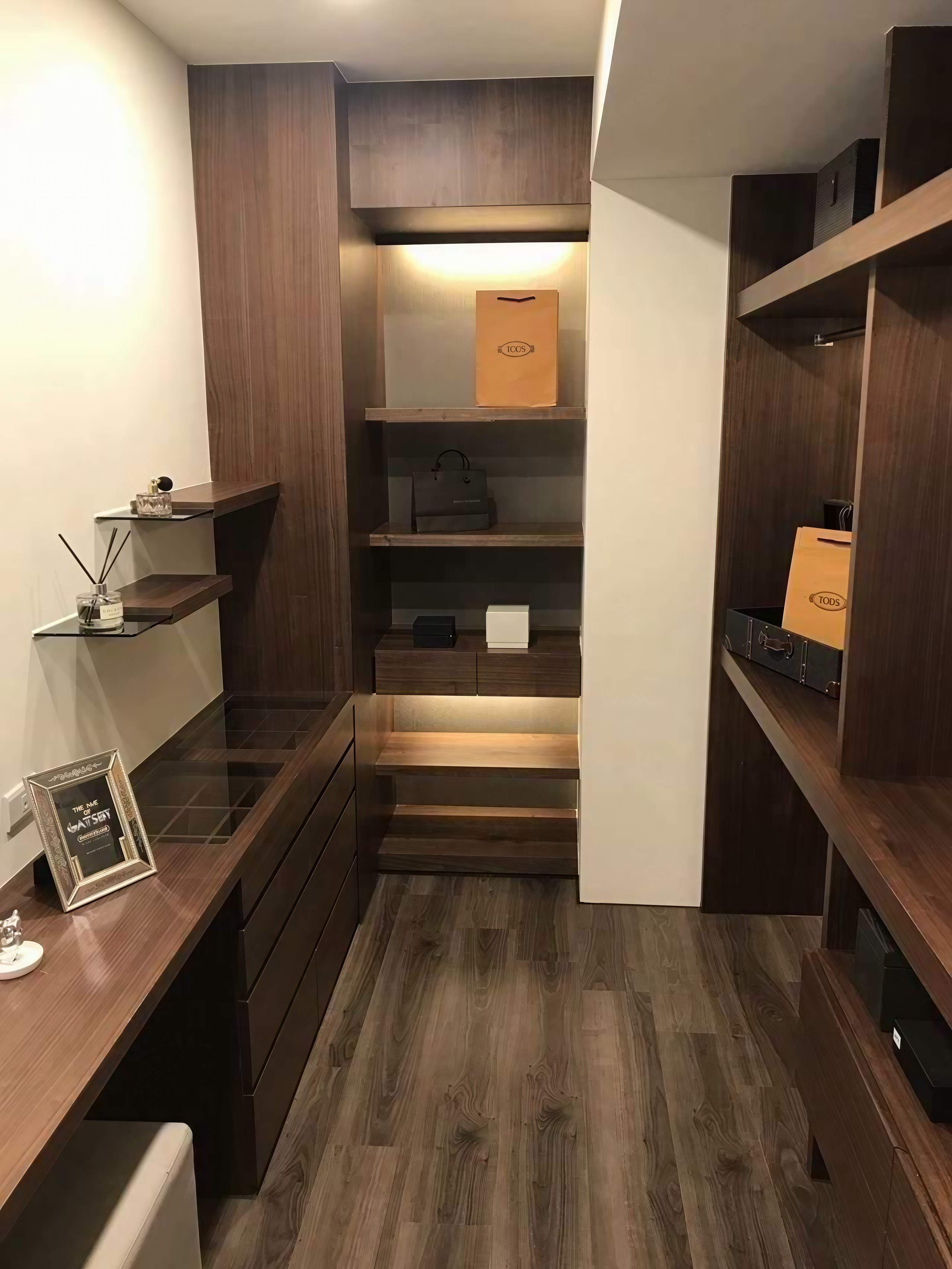 更衣室走道端景——垂直壁龕展示與香氛陳列