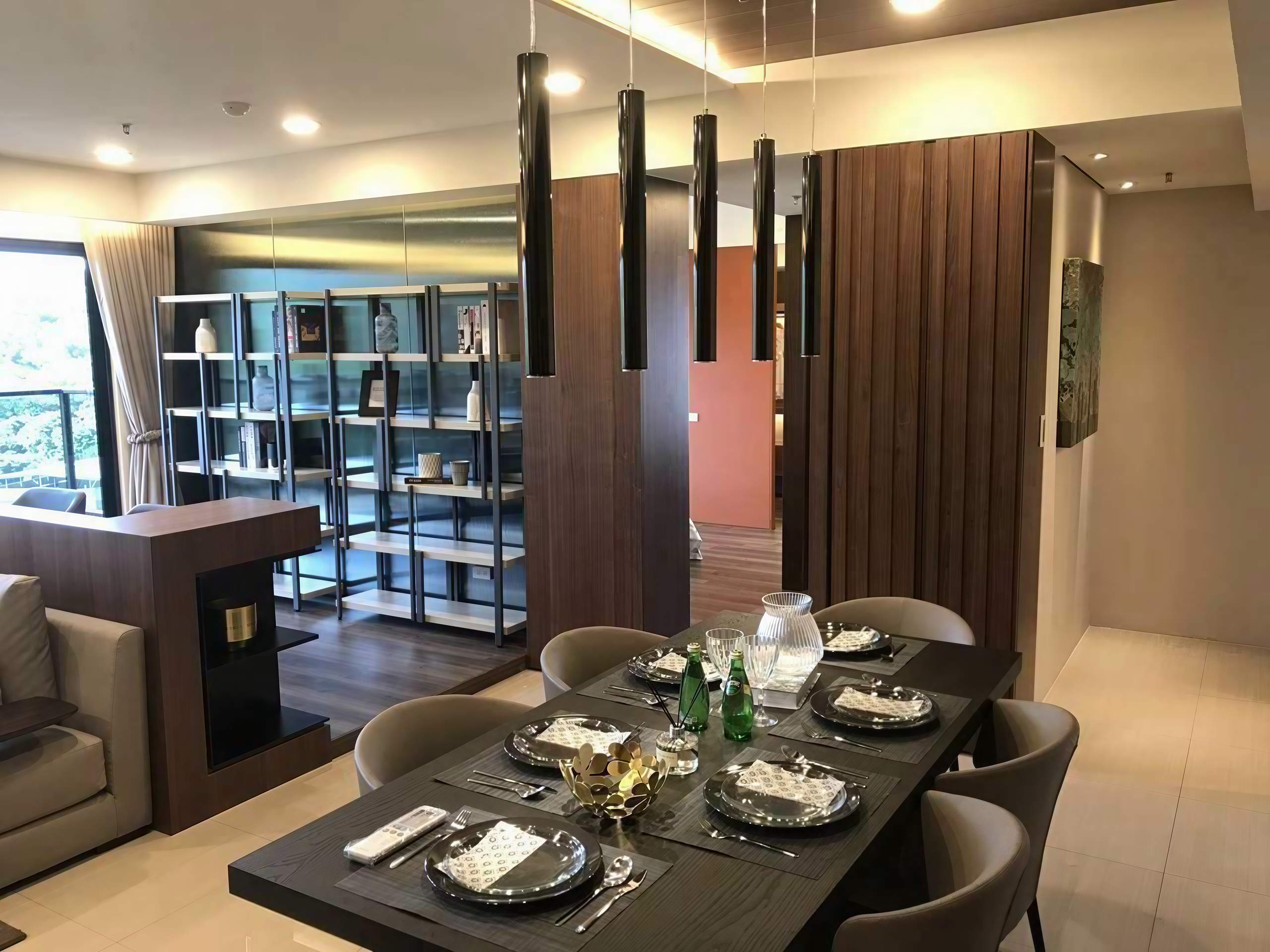 開放式餐廳——黑石材長桌與管狀吊燈