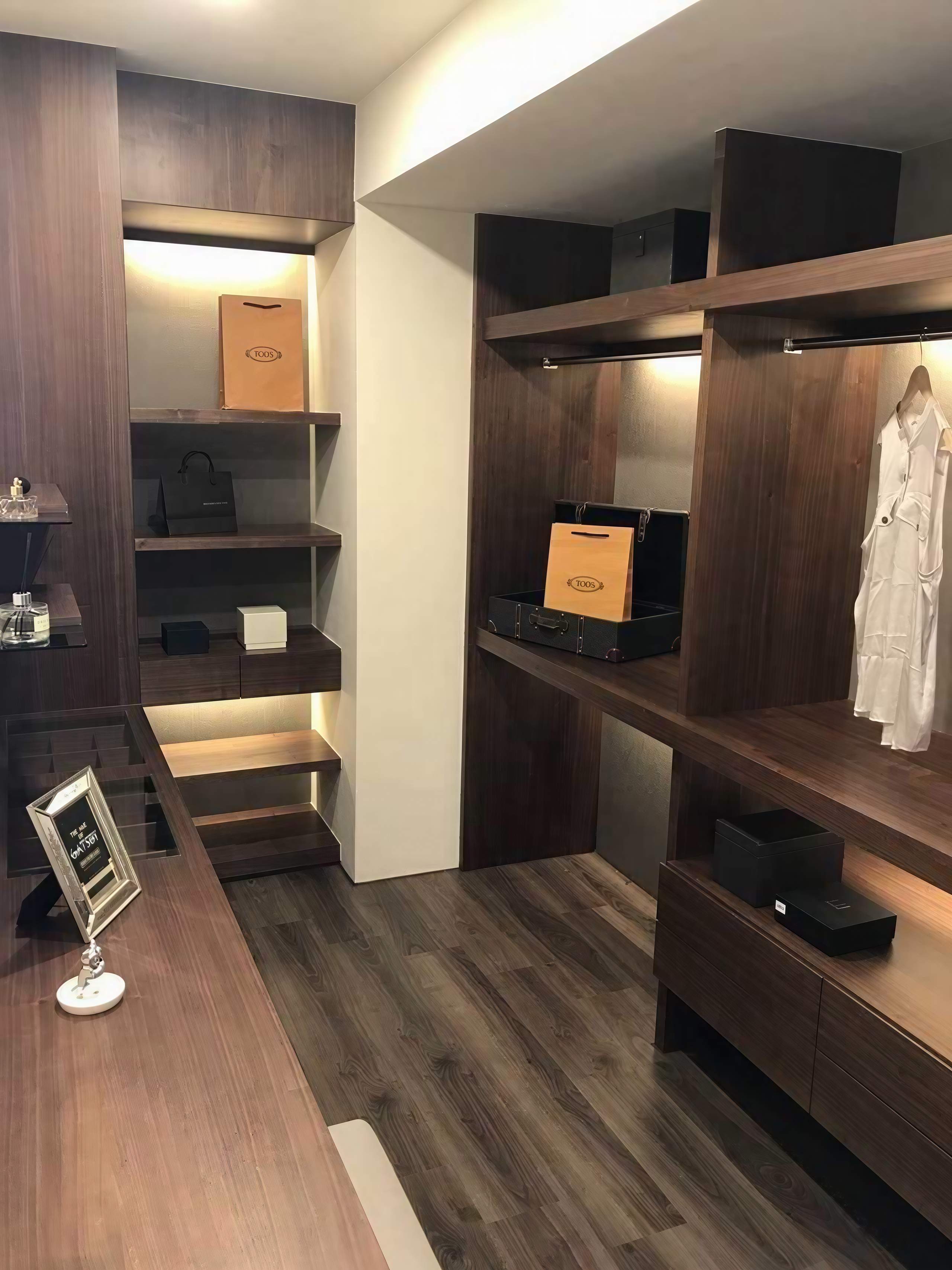 更衣室——深胡桃木開放式衣櫃與展示層架