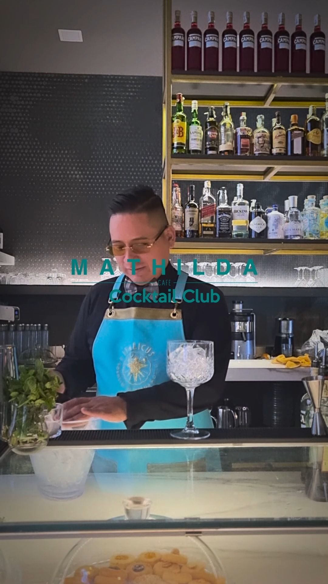 Il bartender del Mathilda Cocktail Club con il grembiule turchese