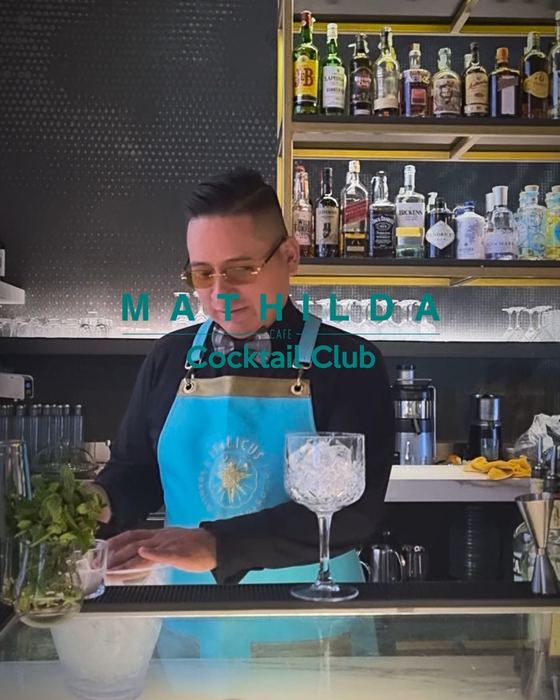 Il bartender del Mathilda Cocktail Club con il grembiule turchese