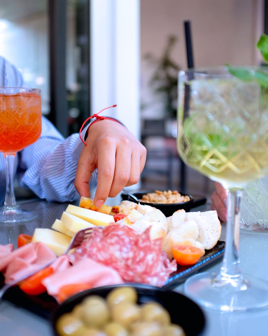 Tagliere di salumi e formaggi con cocktail all'aperitivo