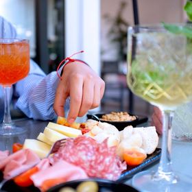Tagliere di salumi e formaggi con cocktail all'aperitivo