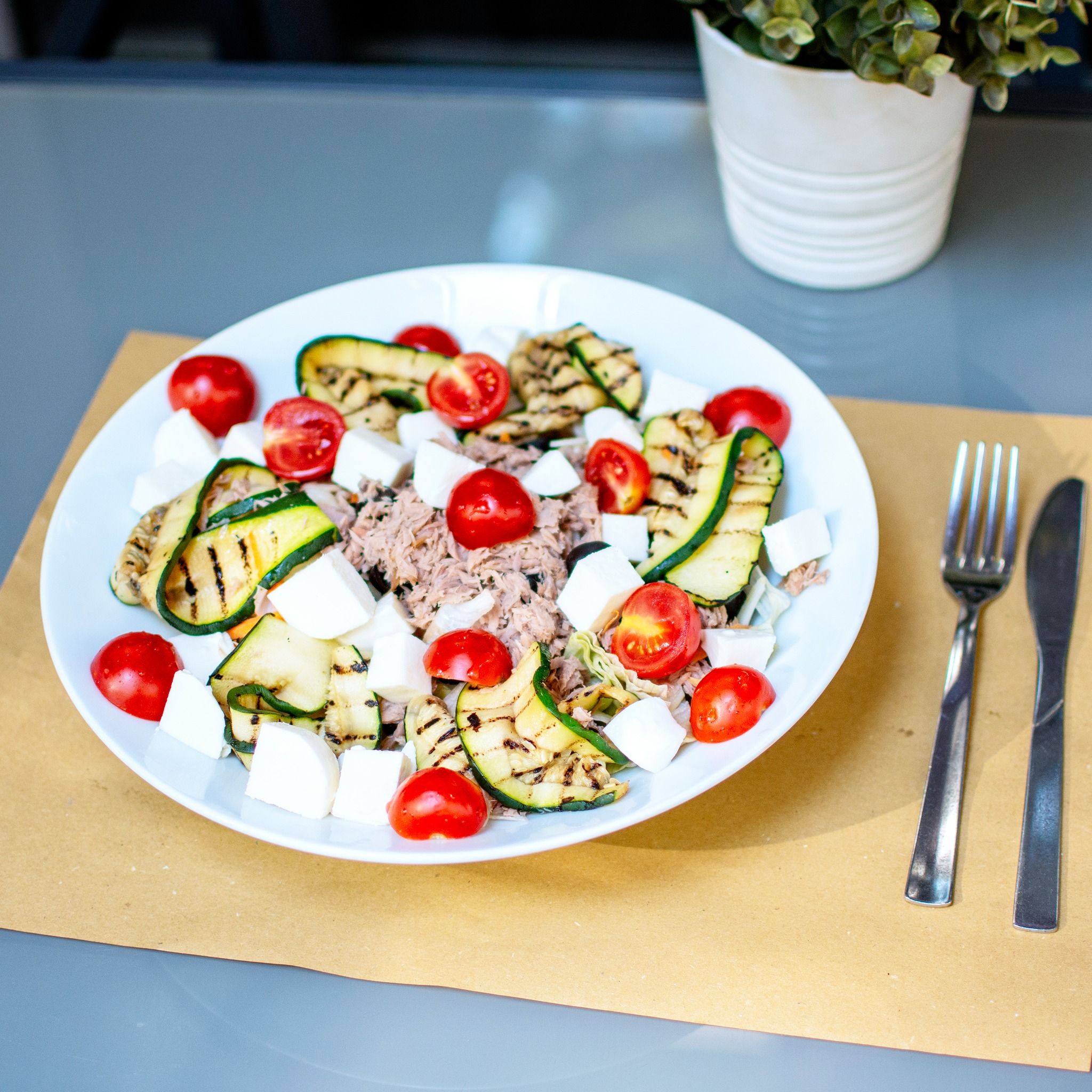 Insalata con zucchine grigliate, tonno e mozzarella
