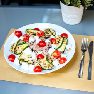 Insalata con zucchine grigliate, tonno e mozzarella