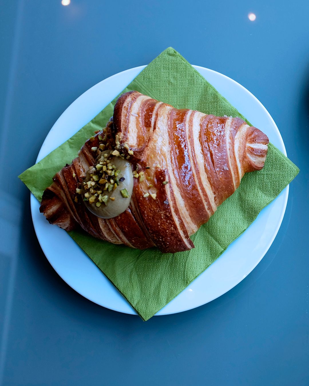 Cornetto al pistacchio su tovagliolo verde