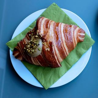 Cornetto al pistacchio su tovagliolo verde
