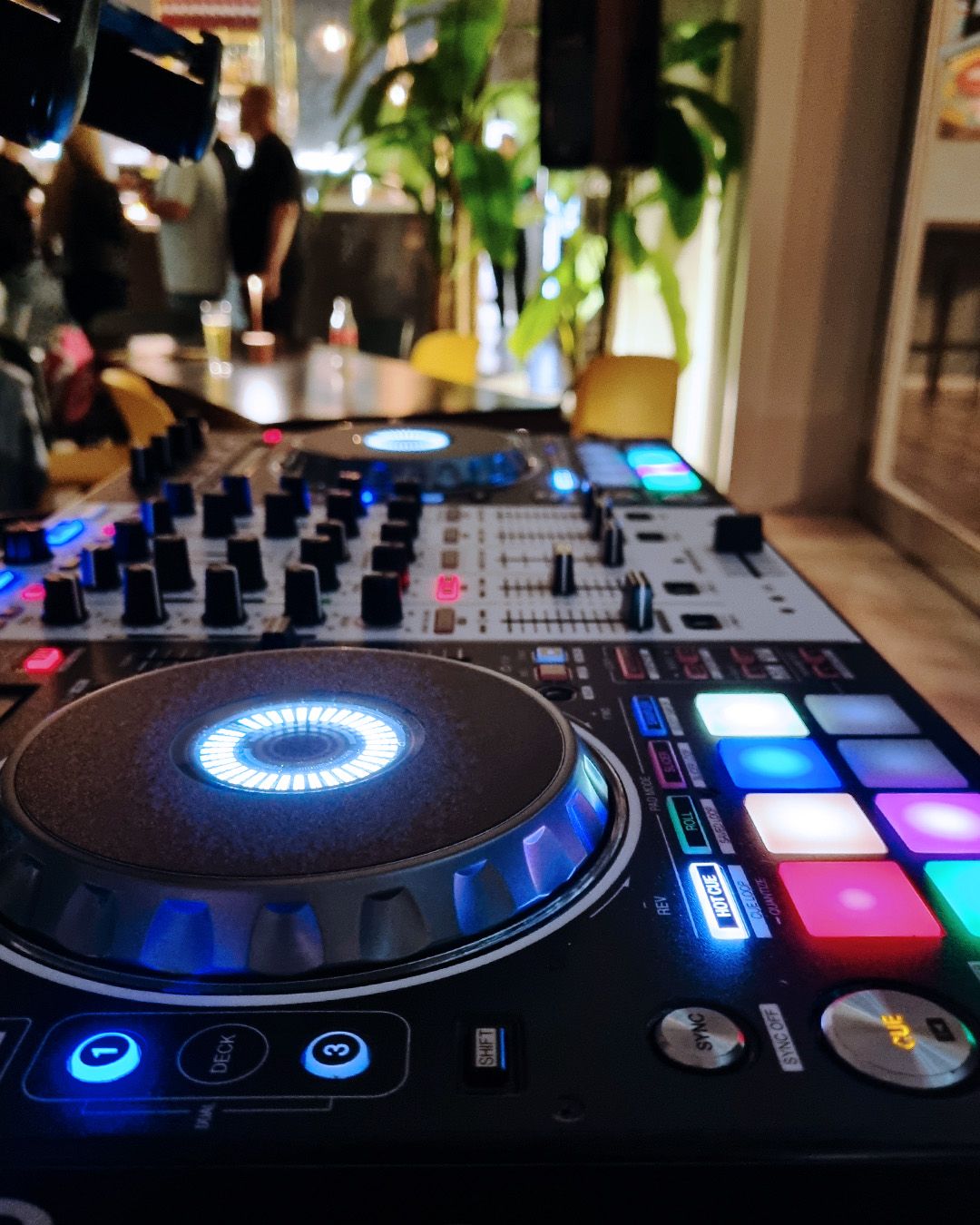 La consolle del DJ durante una serata