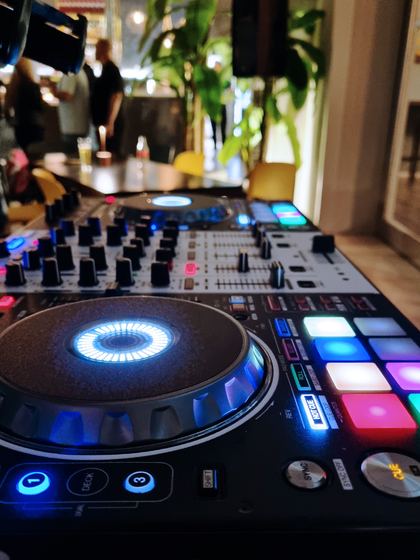 La consolle del DJ durante una serata