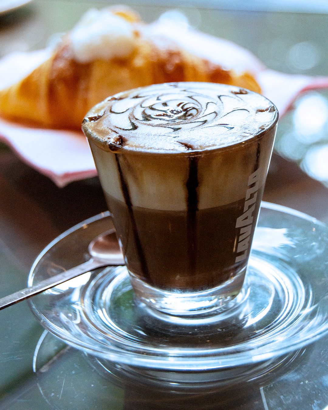 Marocchino con cacao e cornetto