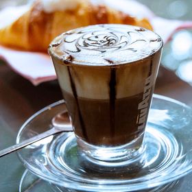 Marocchino con cacao e cornetto