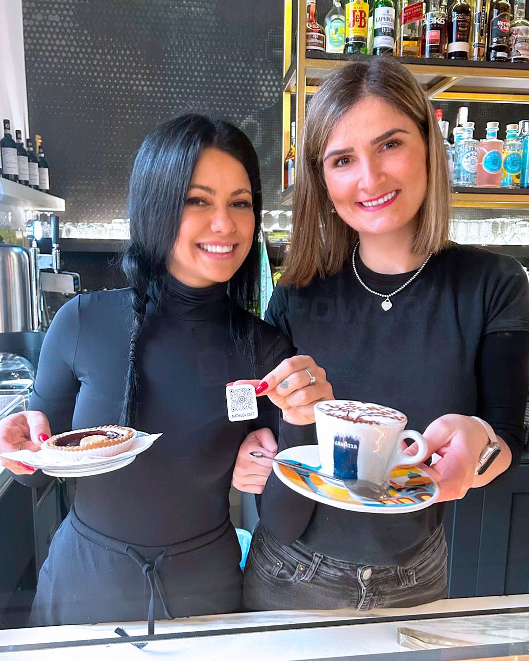 Due ragazze dello staff con caffè e dolci