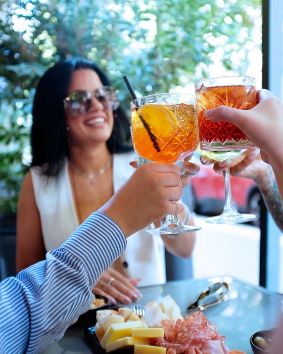 Brindisi con spritz all'aperitivo nel dehor