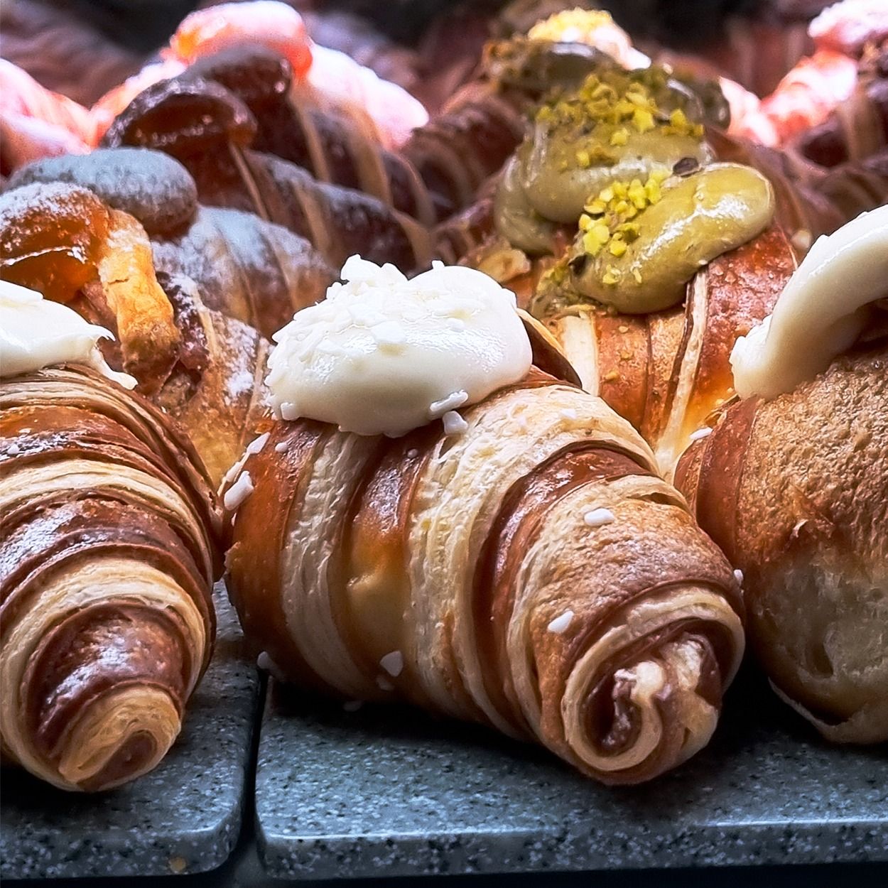 Brioche farcite al pistacchio e alla crema in vetrina