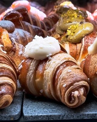 Brioche farcite al pistacchio e alla crema in vetrina