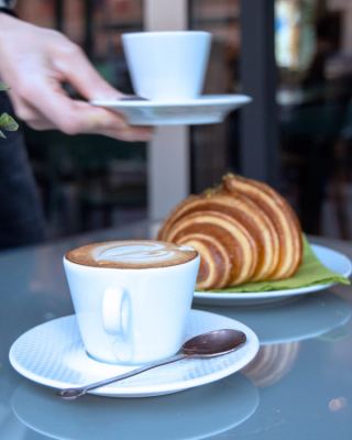 Cappuccino e cornetto serviti al tavolo