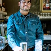 Il bartender di Mathilda sorride dietro al bancone