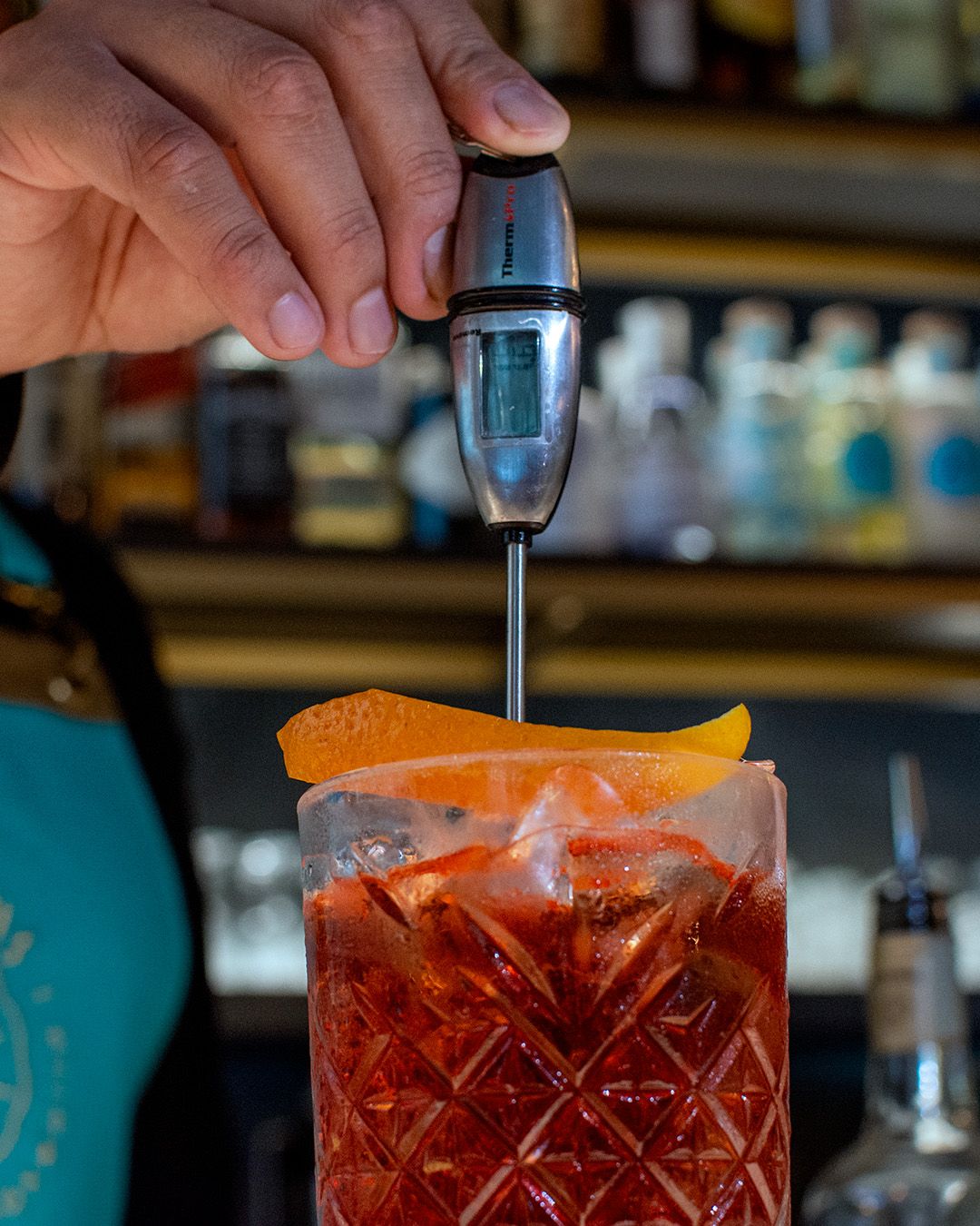 Un Negroni con scorza d'arancia appena preparato
