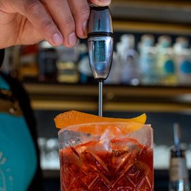 Un Negroni con scorza d'arancia appena preparato