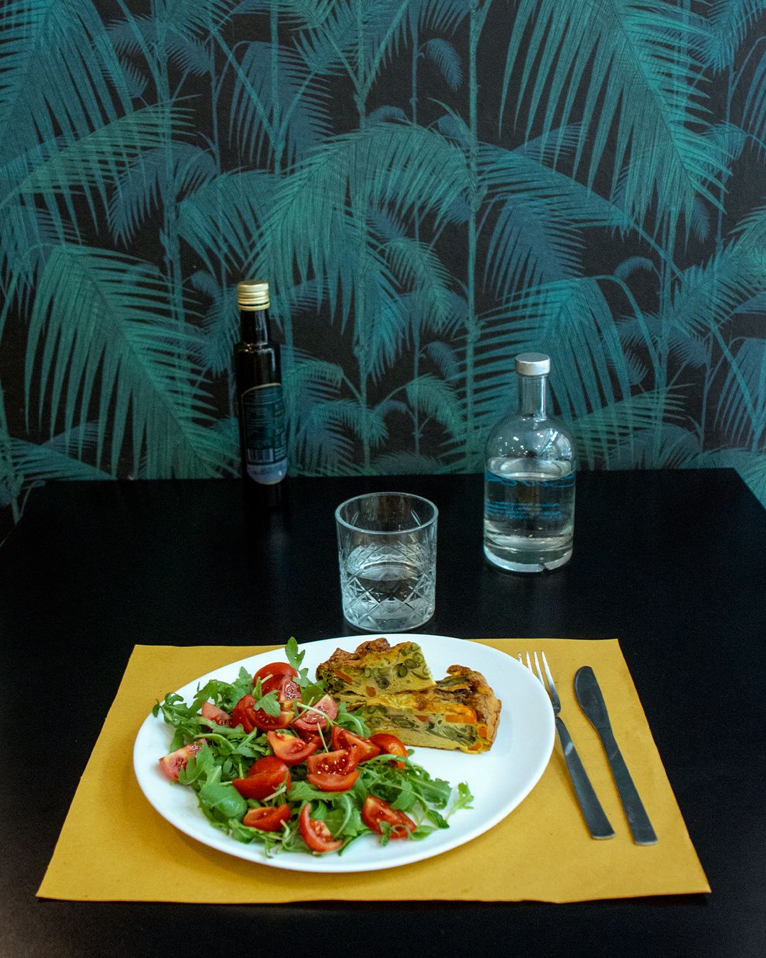 Frittata della casa con rucola e pomodorini