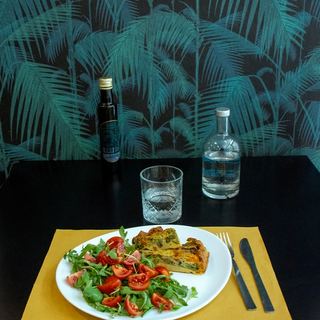 Frittata della casa con rucola e pomodorini
