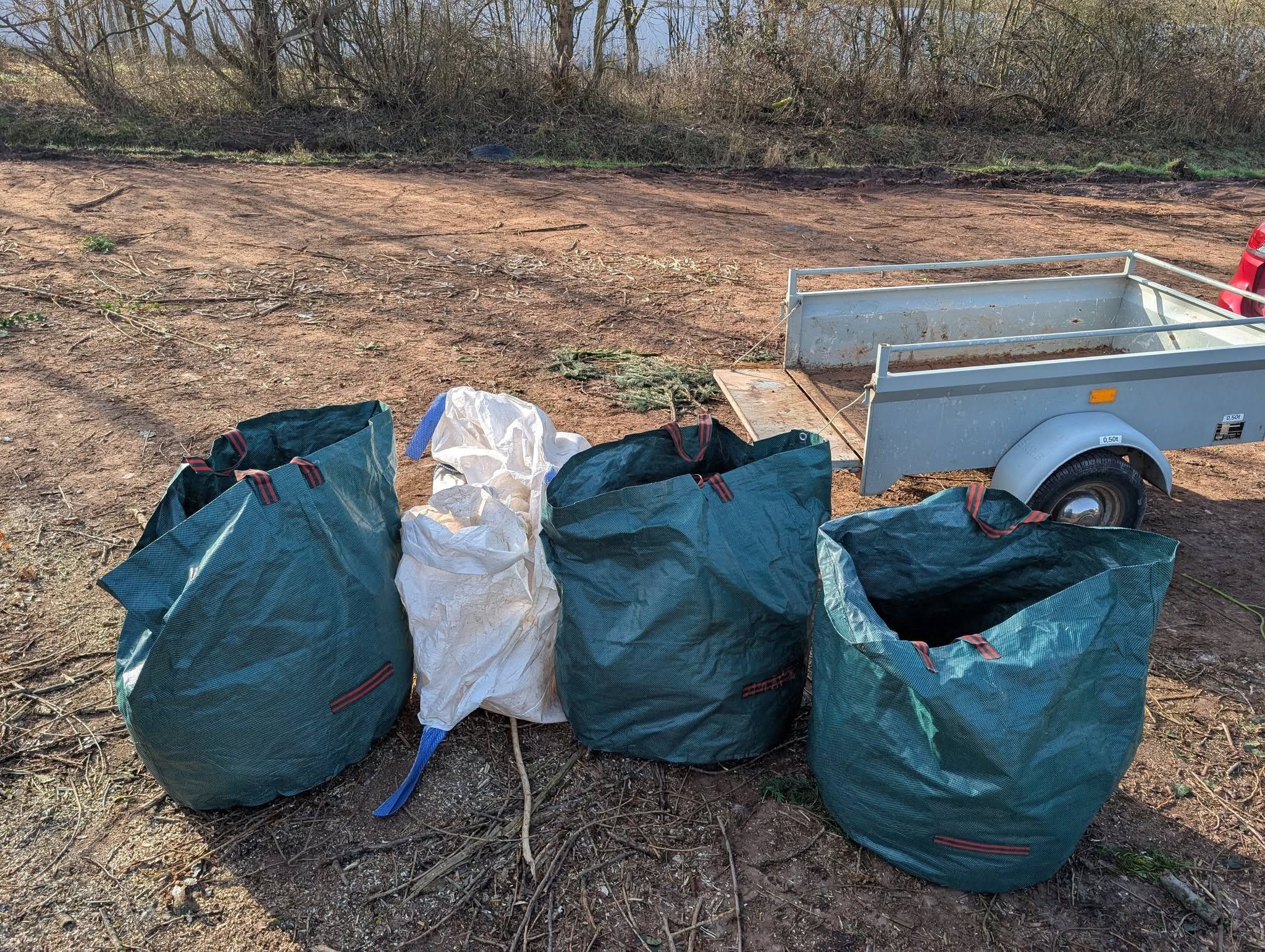 Volle Gartensäcke nach der Grünpflege