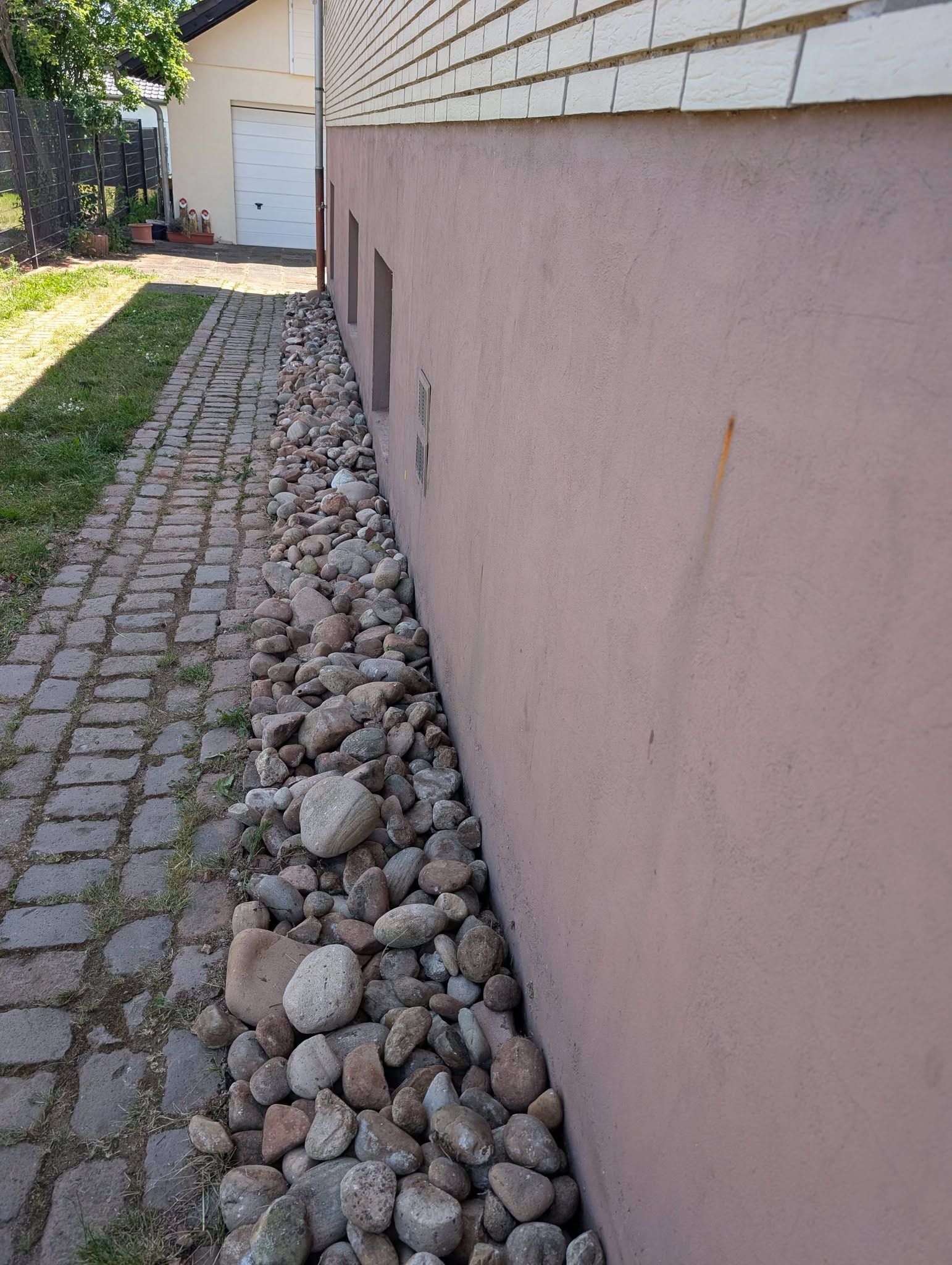 Neu angelegtes Kiesbeet entlang der Hauswand