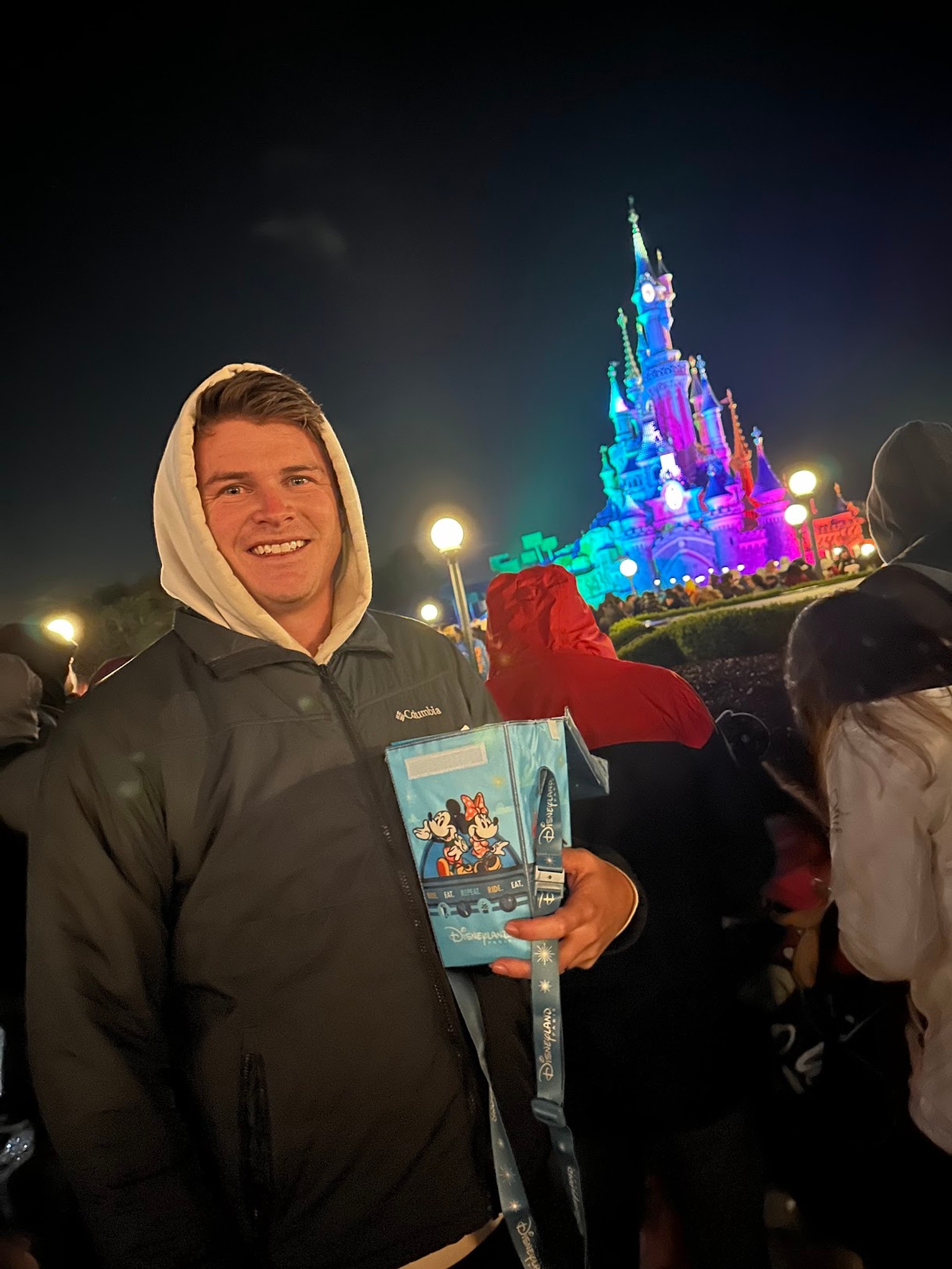 Popcorn in front of Disneyland Paris Castle