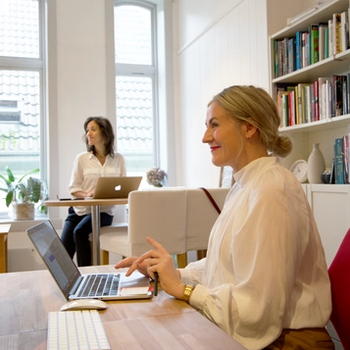 Kursene våre gjør deg tryggere, tydeligere og mer overbevisende når du snakker. 