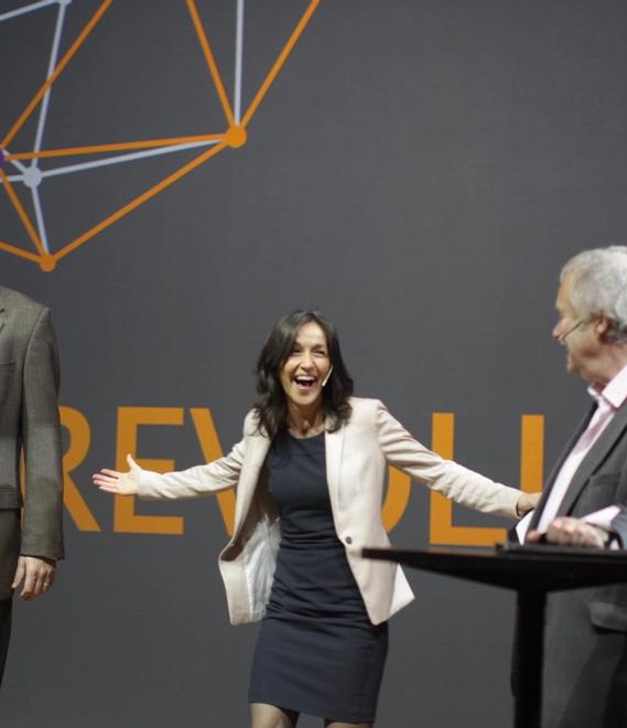 Sili Lill Mannes leder konferanser og debatter på norsk og engelsk