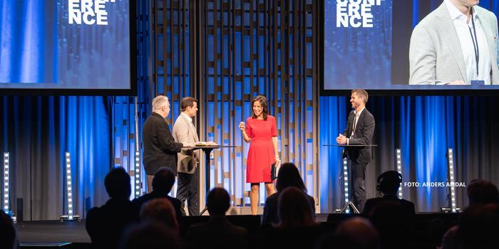 Sili Lill Mannes leder konferanser og debatter på norsk og engelsk